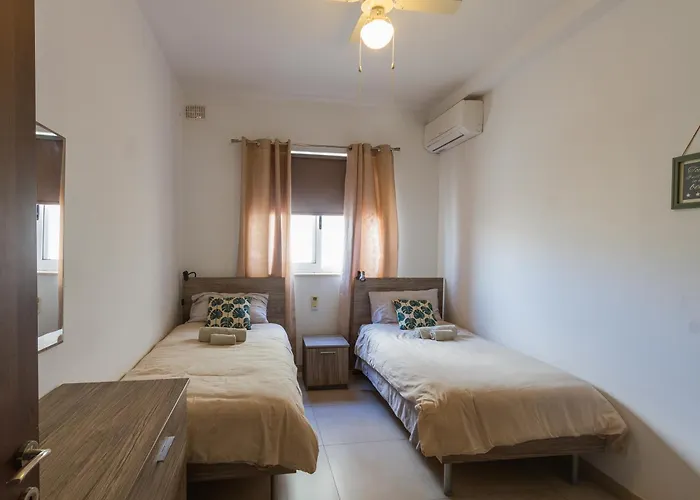 Modern & Central 2 Bedroom & 2 Bathrooms Apartment
