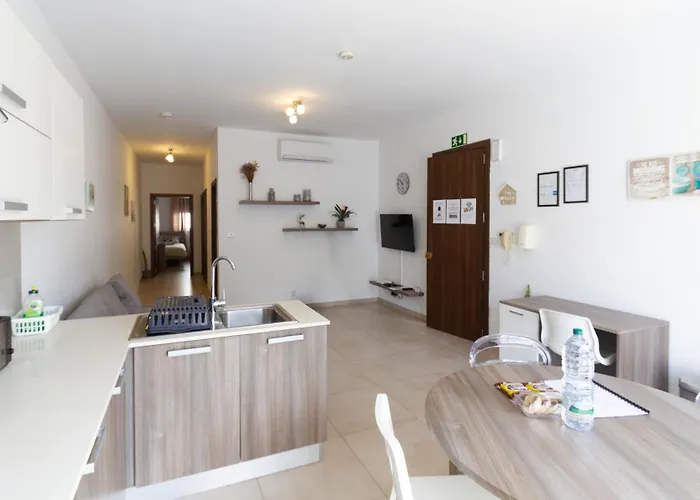 Modern & Central 2 Bedroom & 2 Bathrooms Apartment