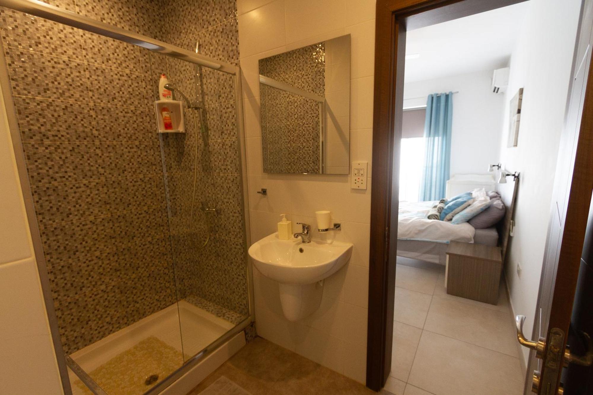 Modern & 2 Bedroom & 2 Bathrooms Apartment