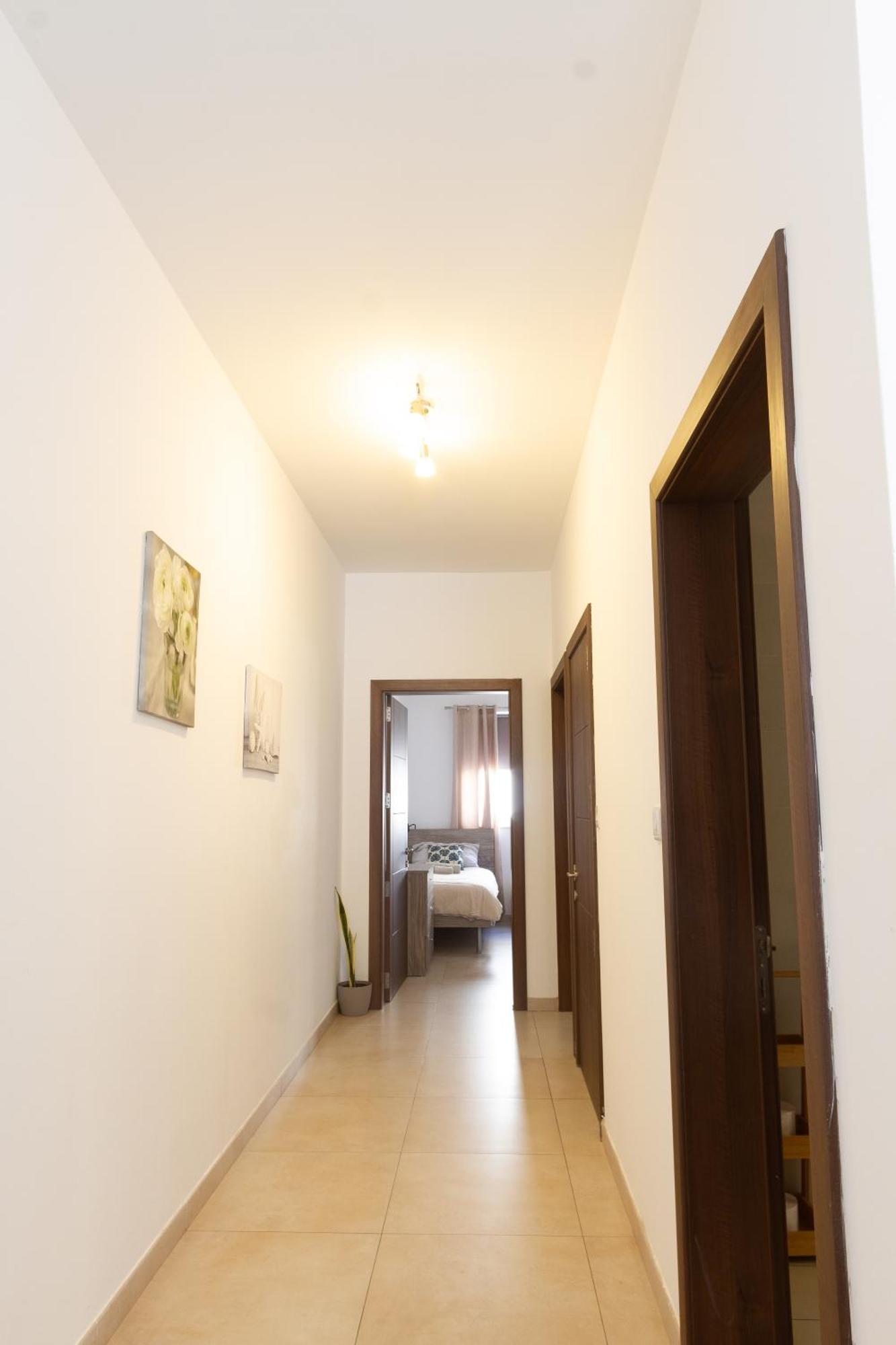 Modern & 2 Bedroom & 2 Bathrooms Apartment *